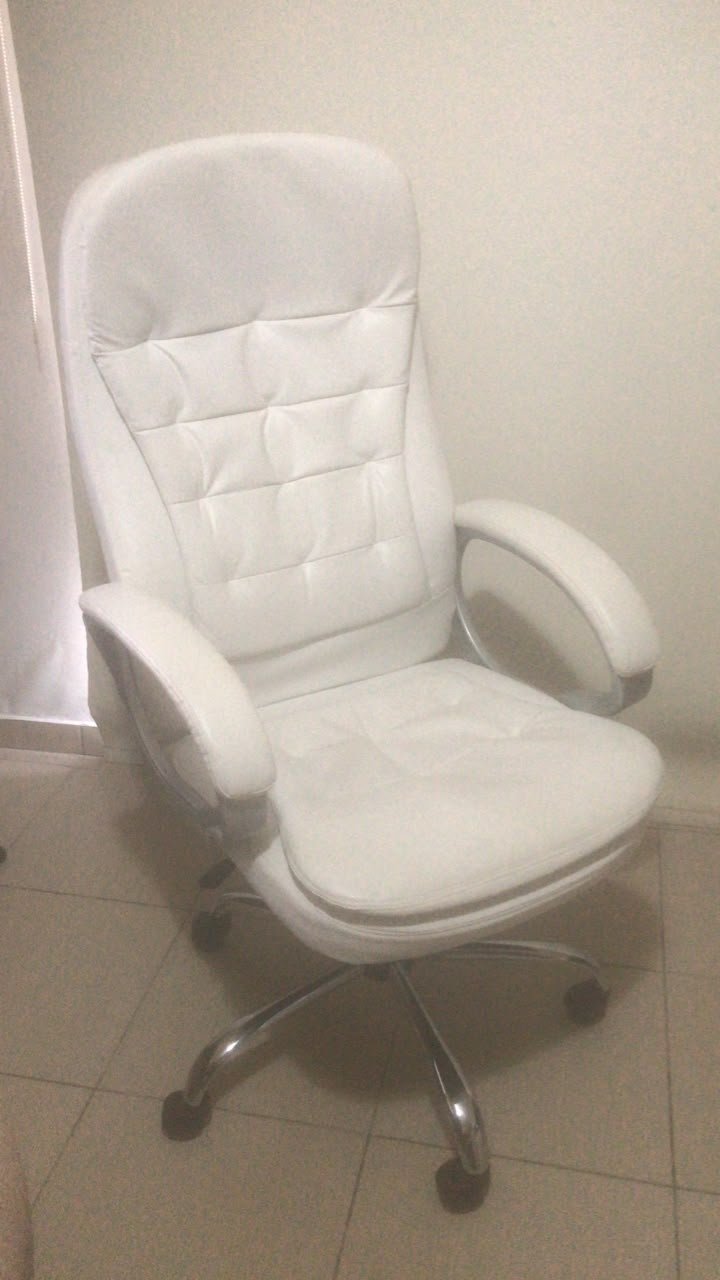 2026 Ergonomic White Leather High-Back Executive Office Chair – Quilted Backrest, 360° Swivel, Chrome Base